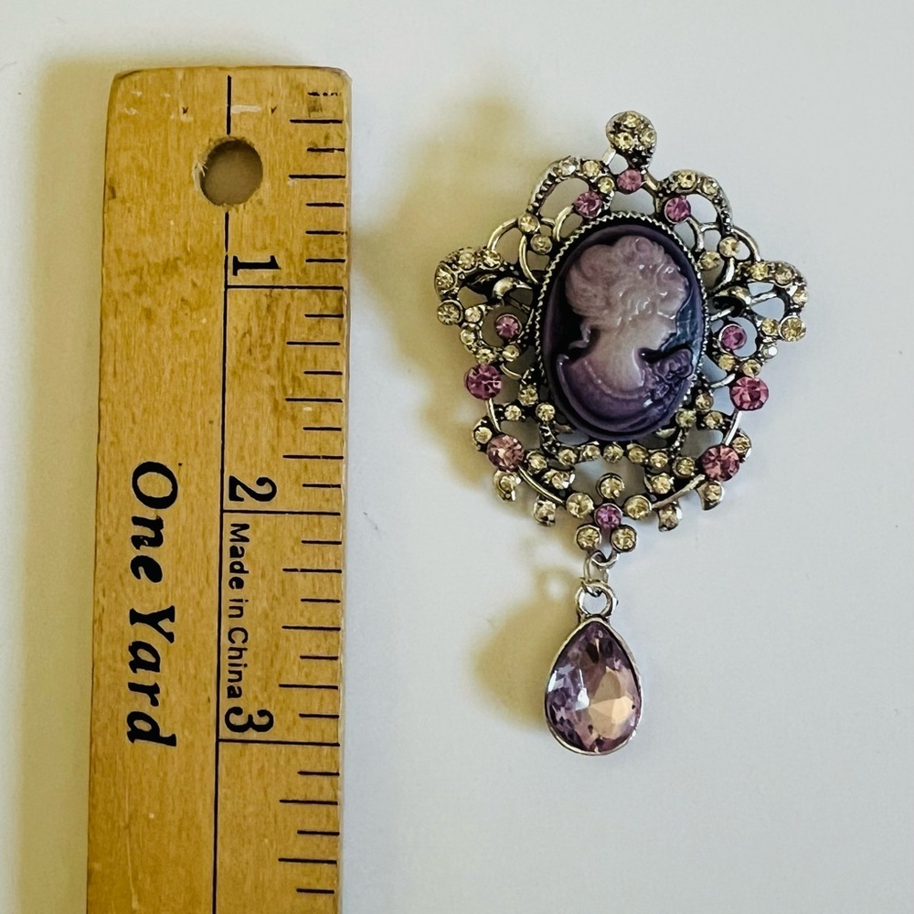 NEW Elegant Purple & Silver Tone Cameo Brooch✨ - Picture 6 of 7
